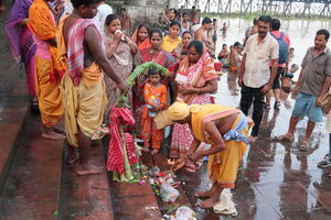 Cerimónia religiosa durante o Durga Puja em Calcutá, Índia