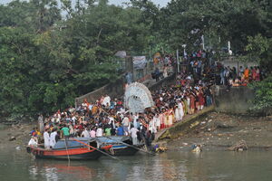 Multidão junta-se em Calcutá para o festival Durga Puja, retratado por Manuela Silva Dias