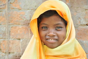Manuela Silva Dias regista o Durga Puja em Calcutá com uma menina sorridente