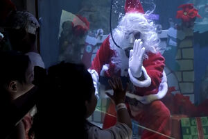 Pai Natal mergulha em aquário gigante no México