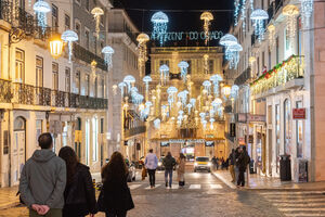 Rua do Chiado iluminada durante a época festiva, agora pedonal aos fins de semana.

