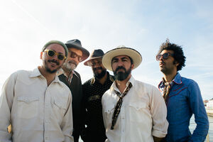 A banda Fogo Fogo encerra as celebrações de 10 anos de carreira esta sexta-feira à noite, com um convidado especial: Carlão