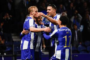 Jogadores do FC Porto festejam a vitória sobre o Famalicão na Taça de Portugal