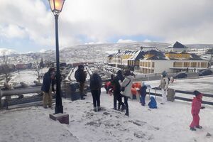 Inverno começa com frio e temperaturas baixas em paisagem com neve e pessoas