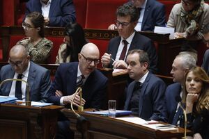 Ministro das Finanças de França, Roland Lescure, fala com o primeiro-ministro, Sébastien Lecornu, antes da votação do diploma