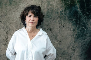 Nascida no Recife, Micheliny Verunschk é uma premiada escritora e historiadora brasileira, até aqui inédita em Portugal