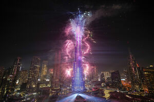 Réveillon em Dubai: fogo de artifício ilumina o Burj Khalifa e a cidade