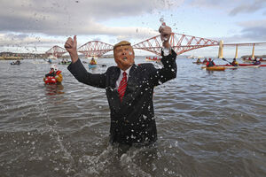 Máscara de Donald Trump num rio perto de Edimburgo, Escócia