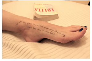 Pé tatuado com excerto de Lolita em fotos de Jeffrey Epstein