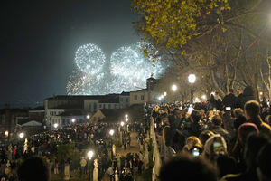 Dez cidades recebem o ano novo com multidões e fogo de artifício