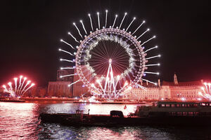 Celebrações de ano novo em Londres, com fogo de artifício na London Eye