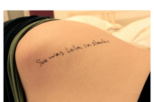 Fotos de Jeffrey Epstein mostram Lolita escrita no corpo de uma jovem