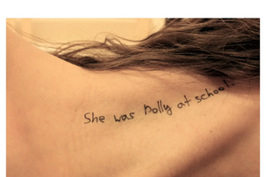 Texto no corpo de jovem alude à obra "Lolita" em fotos de Epstein