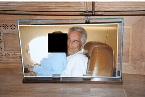 Fotografia emoldurada de Jeffrey Epstein com uma menor num avião divulgada pelo Departamento de Justiça