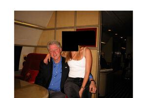 Bill Clinton fotografado com Ghislaine Maxwell num jato privado