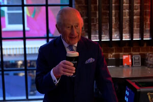 À Rei... Carlos III serve Guinness durante visita a cervejeira