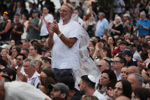 Multidão reunida em Bondi presta homenagem às vítimas de ataque antissemita