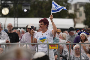 Vigília em Bondi após ataque antissemita, com bandeiras de Israel e apoio à Ucrânia