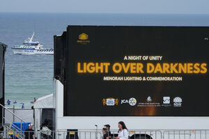 Praia de Bondi assinala noite de união após ataque antissemita