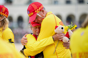 Guarda-vidas unem-se em luto pelas vítimas do ataque em Bondi Beach, Austrália
