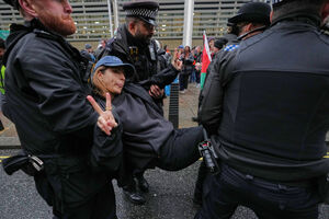 Ativista da Palestine Action, em greve de fome, é detida em protesto no Reino Unido