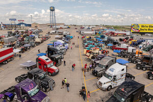 A Iowa 80 Truckstop tem 900 lugares para camiões, 250 para carros e 20 para  autocarros 