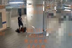 Imagens de videovigilância mostram autor do ataque na principal estação de metro de Taiwan a lançar cocktails Molotov