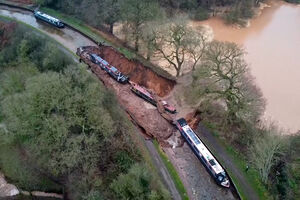Imagens mostram barcos encalhados após terra desabar num canal e drenar a água no Reino Unido