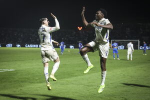 Jogadores do FC Porto celebram vitória em Alverca