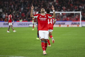 Pavlidis marca, Benfica vence Famalicão e lidera Liga