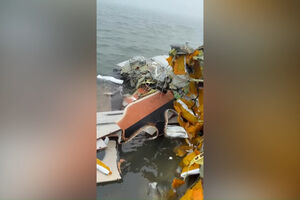 Vídeo mostra equipas de resgate no meio dos destroços em alto mar à procura de sobreviventes de queda de avião médico