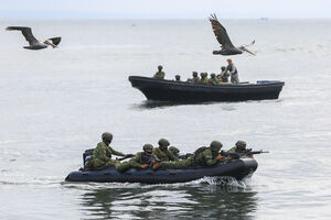Militares americanos em embarcações 
