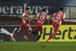 Fran Navarro festeja com Gabriel Moscardo e Paulo Oliveira, após marcar um golo contra o Caldas