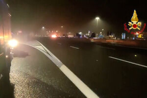 Camião-cisterna explode na autoestrada entre Roma e Nápoles durante o pico de trânsito do Natal  