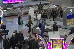 Milhares de pessoas enchem os aeroportos para chegarem a tempo da noite de Natal