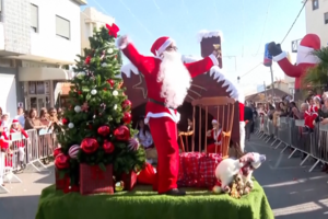 Natal volta a encher as ruas de Nazaré após dois anos de guerra  
