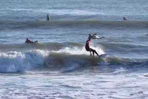 Pais Natais surfam nas praias da Florida em tradição de Natal