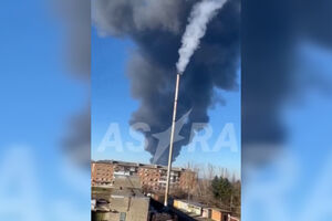 Ataque ucraniano a refinaria de petróleo russa causa uma enorme nuvem de fumo  