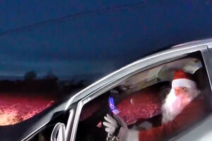 Será que estava atrasado para entregar uma prenda? Pai Natal apanhado em excesso de velocidade nos EUA