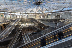 Ataque no metro de Paris: passageiros usam escadas rolantes