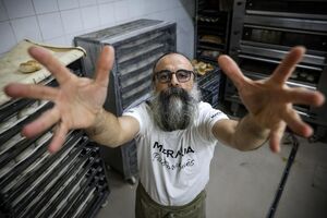 Chamam-lhe de tudo, de Papa a mestre, porque o pão para si é muito mais do que água e farinha