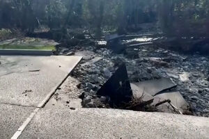 Chuvas intensas provocam colapsos de estradas na Califórnia 