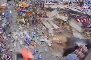 Imagens mostram momento em que assaltantes arrancam multibanco do interior de uma loja nos EUA   