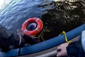 Polícia marítima salva homem no meio do rio em Nova Iorque 