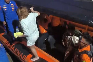 Equipas de resgate da Indonésia procuram família espanhola após barco naufragar perto da Ilha de Komodo