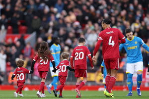 Filhos de Diogo Jota entram em campo com Van Dijk, ovacionados por adeptos no Liverpool-Wolverhampton