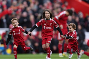 Filhos de Diogo Jota no relvado de Anfield antes do Liverpool-Wolverhampton