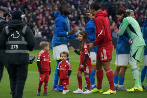 Filhos de Diogo Jota entram em campo com Van Dijk antes do jogo Liverpool-Wolverhampton