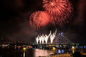 Celebrações de ano novo iluminam a noite com fogo de artifício