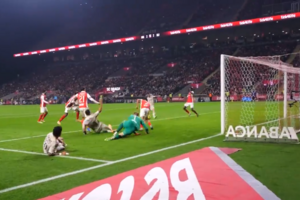 Otamendi desagradado com arbitragem em Braga: capitão do Benfica reage nas redes sociais